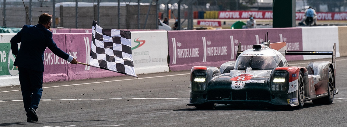 06-Toyota-pakt-derde-keer-op-rij-Le-Mans-trofee-1140.jpg
