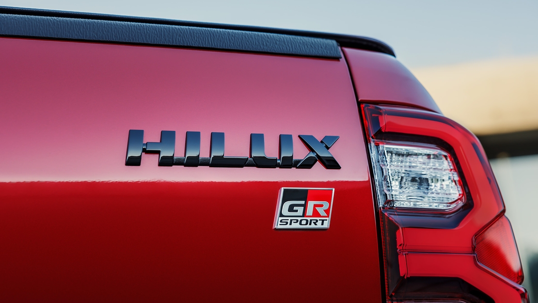 Toyota-Hilux-exterieur-achterzijde-close-up-Hilux-GR-logo